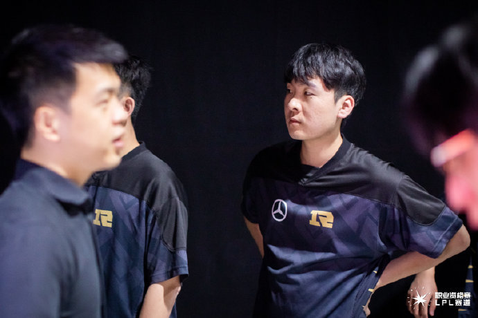 官方游戏-关于赛地聚焦——NBA常规赛转会期热度飙升，埃因霍温远射贴柱，管理层满意，身体对抗强度拉满的信息